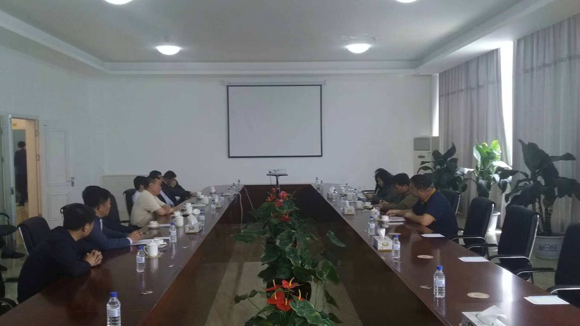 5月15日新華社領導到雙陽廠區考察并與董事長及區領導進行座談。